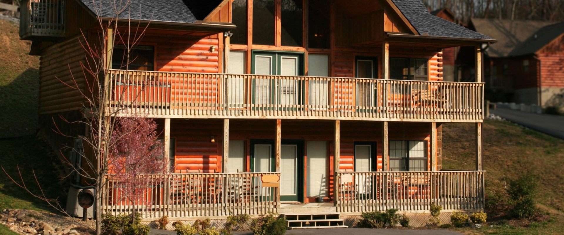 What are the pros and cons of a log home?
